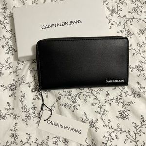 Calvin Klein Jeans Limited Edition Gift Box sculpted embossed logo zipper wallet
